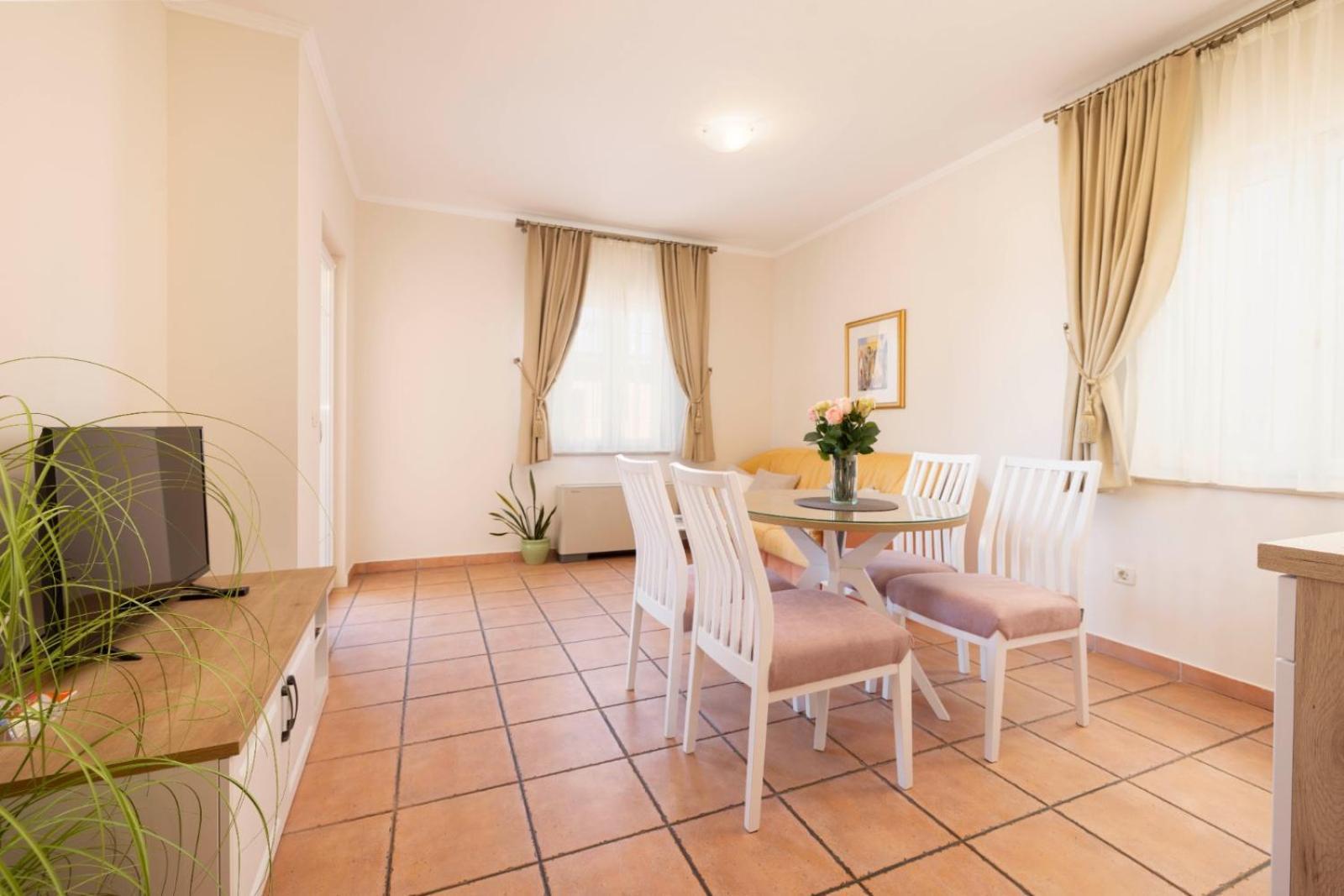 ApartHotel Villa Mozart Podgora Esterno foto