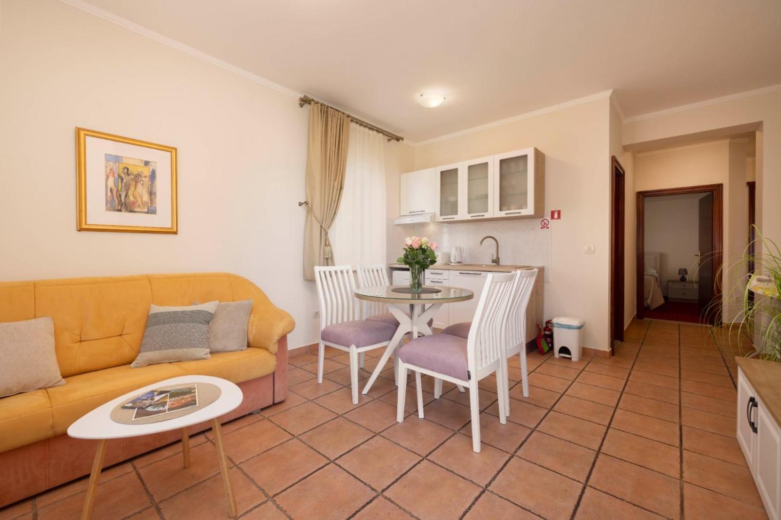 ApartHotel Villa Mozart Podgora Esterno foto