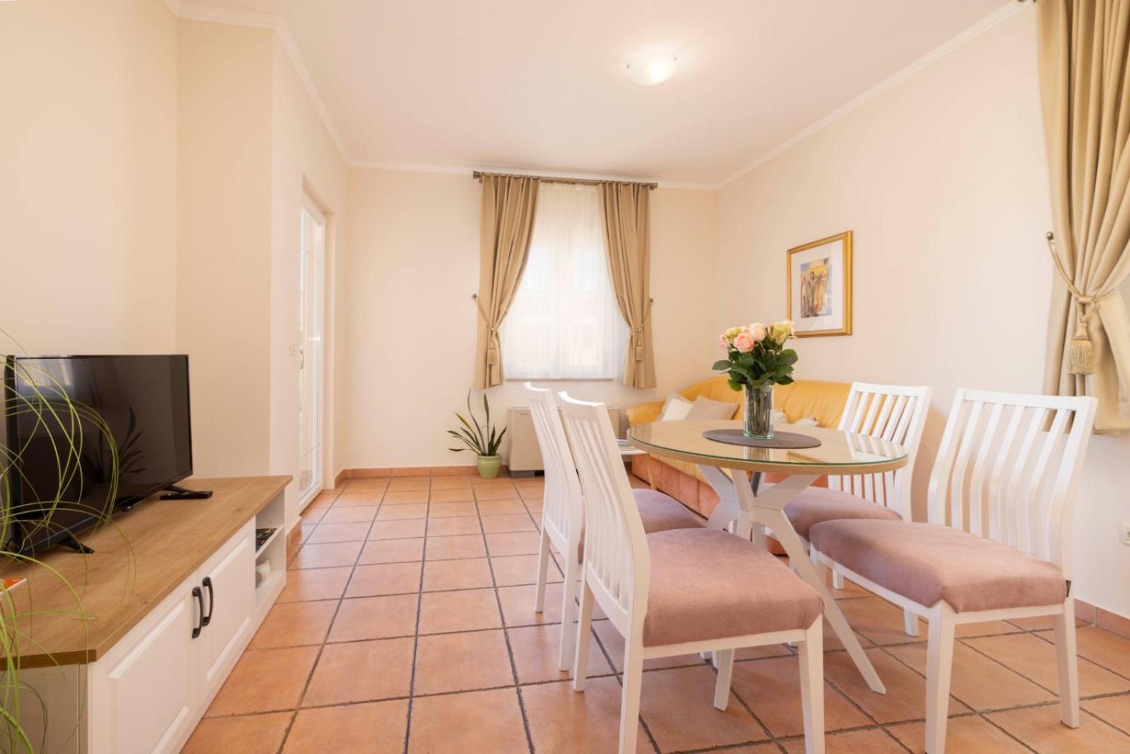 ApartHotel Villa Mozart Podgora Esterno foto